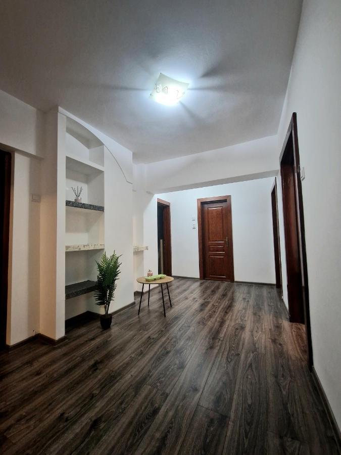 Cozy Appartment In The Center Targoviste Exterior photo